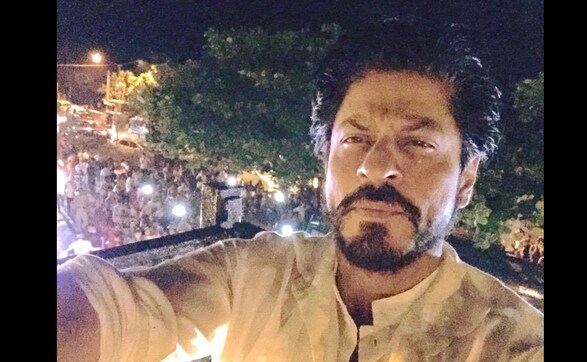 Happy Birthday King Khan! Shah Rukh turns 50 in style, celebrates with fan family Happy Birthday King Khan! Shah Rukh turns 50 in style, celebrates with fan family