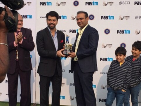 Viru thanks fans for ‘making him Sehwag’ at felicitation ceremony before Kotla Test Viru thanks fans for ‘making him Sehwag’ at felicitation ceremony before Kotla Test