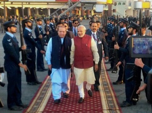 Narendra Modi visits Pakistan: Congress, AAP slam decision; VHP, Sena, separatists support BJP Narendra Modi visits Pakistan: Congress, AAP slam decision; VHP, Sena, separatists support BJP