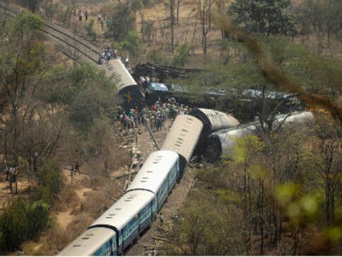 Bihar: Seven coaches of Katihar-Amritsar Amrapali Express derail, no casualties reported Bihar: Seven coaches of Katihar-Amritsar Amrapali Express derail, no casualties reported