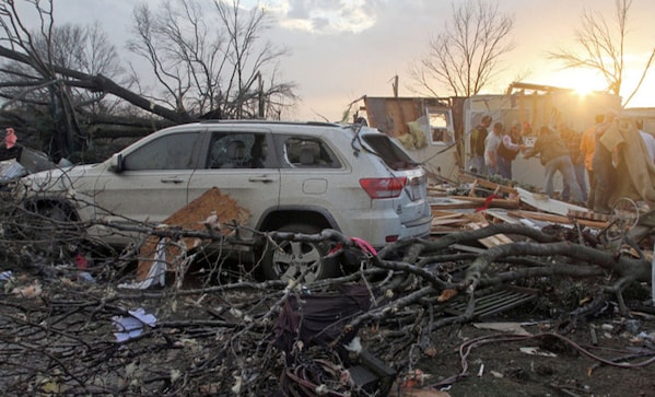 Frantic fight against floods swamping US towns