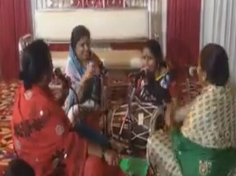 Watch: This bizarrely 'sanskaari' version of Badshah's 'DJ Wale Babu' is going viral Watch: This bizarrely 'sanskaari' version of Badshah's 'DJ Wale Babu' is going viral