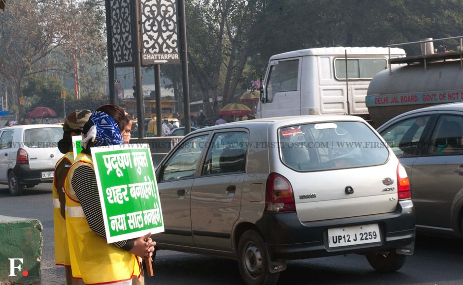 Volunteers held up slogans in support of the odd-even policy which began on Friday. Image: Naresh Sharma/Firstpost Volunteers held up slogans in support of the odd-even policy which began on Friday. Image: Naresh Sharma/Firstpost