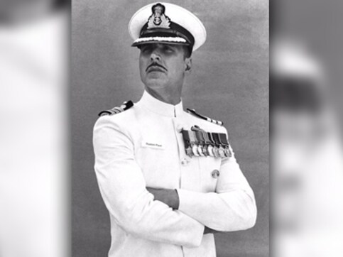 'Rustom' first look: Akshay Kumar grabs eyeballs as a Navy officer 'Rustom' first look: Akshay Kumar grabs eyeballs as a Navy officer