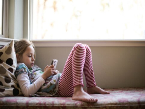 Excess gadget use can lead to hunched backs among youngsters, warn doctors Excess gadget use can lead to hunched backs among youngsters, warn doctors