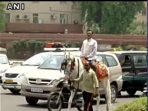 Pollution-free: BJP MP cycles to Parliament, another rides a horse Pollution-free: BJP MP cycles to Parliament, another rides a horse
