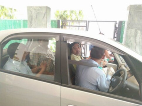 Odd-even day 3: Kejriwal carpools to work with transport, health minister Odd-even day 3: Kejriwal carpools to work with transport, health minister
