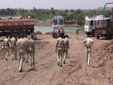 Police stationed at Dongargaon dam, outside Latur, for protection to tankers filling water. Image courtesy: Aajlatur.com