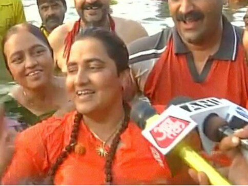 Sadhvi Pragya takes a holy dip in Kshipra river during Kumbh Mela
