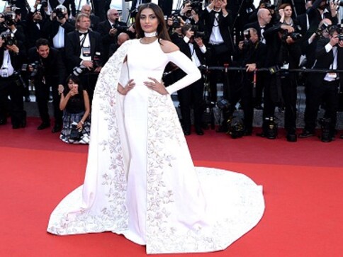 Dosa, raita, thin crust pizza: Twitterati decode Sonam Kapoor's white gown at Cannes 2016 Dosa, raita, thin crust pizza: Twitterati decode Sonam Kapoor's white gown at Cannes 2016