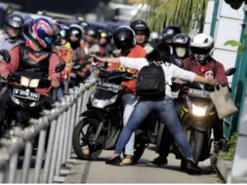 Cook block: Indonesian chef protests against motorcyclists driving on pavement