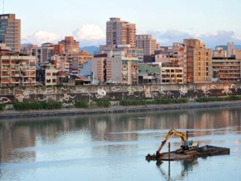 Taiwan: 5.6 magnitude quake jolts Taipei's northeast coast Taiwan: 5.6 magnitude quake jolts Taipei's northeast coast