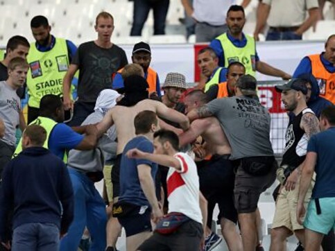 Euro 2016: England and Russia fans collide as violence wrecks havoc in Marseille Euro 2016: England and Russia fans collide as violence wrecks havoc in Marseille