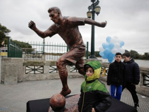 Lionel Messi's statue unveiled in Argentina as fans urge him to reconsider retirement Lionel Messi's statue unveiled in Argentina as fans urge him to reconsider retirement