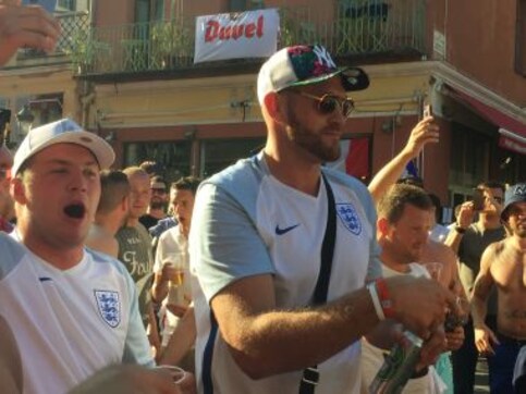 Euro 2016: Tyson Fury makes surprise appearance, buys English fans drinks Euro 2016: Tyson Fury makes surprise appearance, buys English fans drinks
