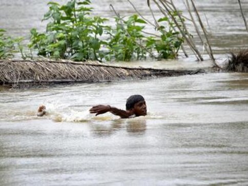 Bihar floods: Nitish Kumar takes aerial survey as toll reaches 22 Bihar floods: Nitish Kumar takes aerial survey as toll reaches 22