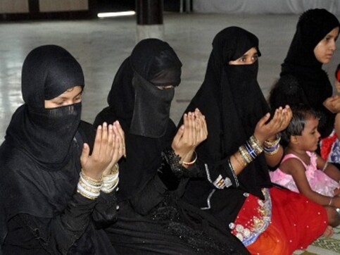 Muslim women offer prayers for the first time in Lucknow's Aishbagh Eidgah Muslim women offer prayers for the first time in Lucknow's Aishbagh Eidgah