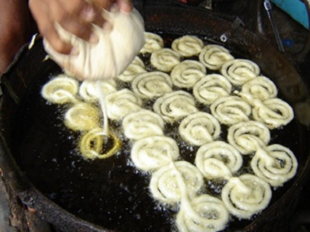 From Kebabs To Jalebis In Mumbai Or Lahore Here S Where To Feast This Eid Al Fitr Living News Firstpost This small restaurant in the fort area of south mumbai is arguably the most famous in the city, particularly for its garlic butter crab. firstpost