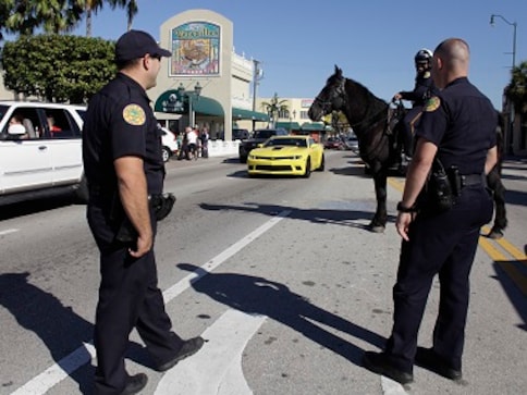 Miami Police shoot unarmed black man as he lies on street with hands up Miami Police shoot unarmed black man as he lies on street with hands up