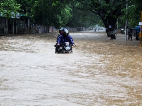 Heavy rains causes flash floods in Satna; army begins rescue operations Heavy rains causes flash floods in Satna; army begins rescue operations