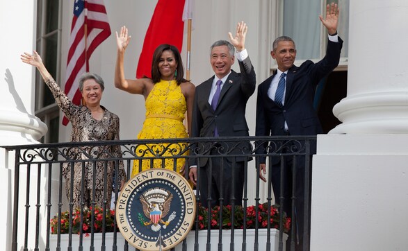 Obama welcomes Lee Hsieng Loong, praises Singapore for 'punching above its weight' Obama welcomes Lee Hsieng Loong, praises Singapore for 'punching above its weight'