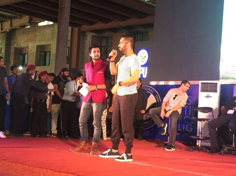 MS Dhoni unveils trailer of 'MS Dhoni: The Untold Story' amidst 35,000 fans MS Dhoni unveils trailer of 'MS Dhoni: The Untold Story' amidst 35,000 fans