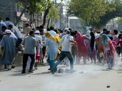 Kashmir unrest: Curfew continues as separatists extend protest shut down till 1 September Kashmir unrest: Curfew continues as separatists extend protest shut down till 1 September