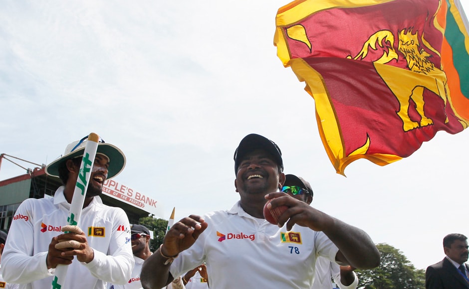 Sri Lankan bowler Rangana Herath, right, acknowledges as the crowd cheered him. Herath claimed 7 wickets in Australia's second innings of the third test match taking his series scalps to 28. (Photo courtesy: AP) Sri Lankan bowler Rangana Herath, right, acknowledges as the crowd cheered him. Herath claimed 7 wickets in Australia's second innings of the third test match taking his series scalps to 28. (Photo courtesy: AP)