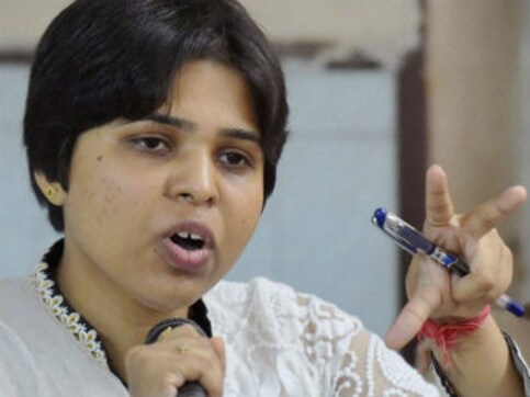 Trupti Desai offers prayer at Haji Ali Dargah but keeps away from the inner sanctum Trupti Desai offers prayer at Haji Ali Dargah but keeps away from the inner sanctum