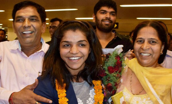 Loud cheers, govt jobs, badminton game: Here's how India welcomed Rio 2016 stars Sindhu, Sakshi and Dipa Loud cheers, govt jobs, badminton game: Here's how India welcomed Rio 2016 stars Sindhu, Sakshi and Dipa