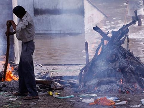 MP tribal forced to cremate wife using garbage after being turned away by crematorium MP tribal forced to cremate wife using garbage after being turned away by crematorium