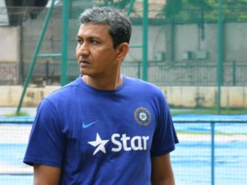 India vs New Zealand: Sanjay Bangar says frequent water breaks by Kiwi batsmen upset bowlers' rhythm India vs New Zealand: Sanjay Bangar says frequent water breaks by Kiwi batsmen upset bowlers' rhythm