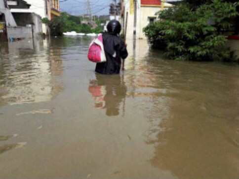 Heavy rainfall in Guntur, Andhra Pradesh: People stranded, rescue operations underway Heavy rainfall in Guntur, Andhra Pradesh: People stranded, rescue operations underway