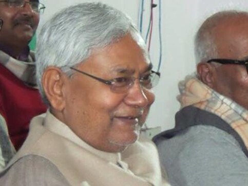 'No risk, no gain': Nitish Kumar tells Akhilesh Yadav to come out of family shadow, impose liquor ban in UP, win polls 'No risk, no gain': Nitish Kumar tells Akhilesh Yadav to come out of family shadow, impose liquor ban in UP, win polls