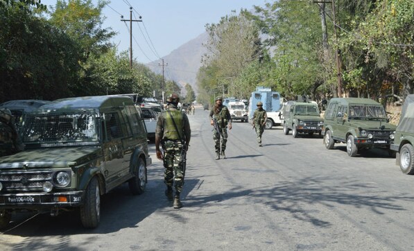 Pampore attack: One soldier injured in ongoing clash as army surrounds militants Pampore attack: One soldier injured in ongoing clash as army surrounds militants