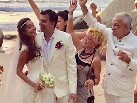 Lisa Haydon and Dino Lalvani get married; see pictures from their low-key beach wedding Lisa Haydon and Dino Lalvani get married; see pictures from their low-key beach wedding