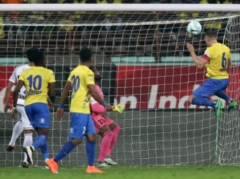 ISL 2016: Kerala Blasters bounce back with win over FC Pune City, keep semis hopes alive ISL 2016: Kerala Blasters bounce back with win over FC Pune City, keep semis hopes alive