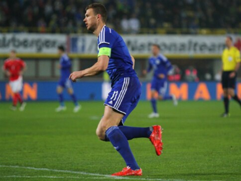 Watch: Edin Dzeko loses temper in bizarre fashion, pulls opponent's shorts down Watch: Edin Dzeko loses temper in bizarre fashion, pulls opponent's shorts down