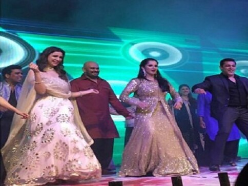 Salman Khan, Parineeti Chopra shake a leg at Sania Mirza's sister sangeet in Hyderabad Salman Khan, Parineeti Chopra shake a leg at Sania Mirza's sister sangeet in Hyderabad