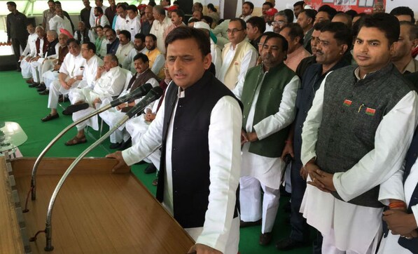 Akhilesh Yadav's rath yatra: Mulayam Singh flags off rally with Shivpal in show of unity Akhilesh Yadav's rath yatra: Mulayam Singh flags off rally with Shivpal in show of unity