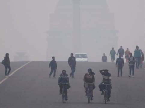 New Delhi: Fog disrupts rail services; 94 intercity trains running late New Delhi: Fog disrupts rail services; 94 intercity trains running late