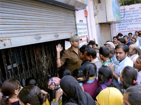 Pay day highlights: Cash crunch escalates; pensioners hit hard in Maharashtra Pay day highlights: Cash crunch escalates; pensioners hit hard in Maharashtra