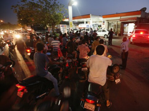 Demonetisation: Heavy rush of vehicles at petrol pumps to use old currency as deadline ends Demonetisation: Heavy rush of vehicles at petrol pumps to use old currency as deadline ends
