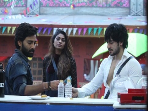 Bigg Boss 10, Episode 102, 26 January, 2017: Manu-Manveer drift apart; Bani-Lopa get cordial Bigg Boss 10, Episode 102, 26 January, 2017: Manu-Manveer drift apart; Bani-Lopa get cordial