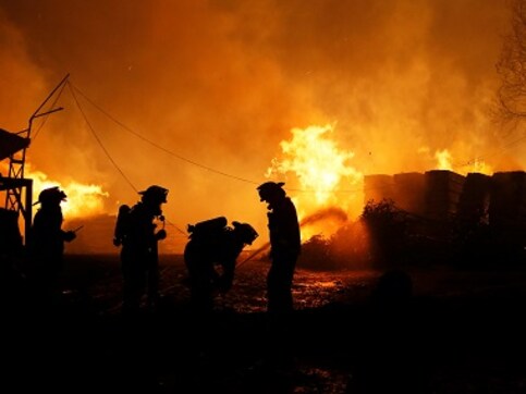 Under fire: Fifteen Italian firefighters arrested for starting blazes to receive bonuses Under fire: Fifteen Italian firefighters arrested for starting blazes to receive bonuses