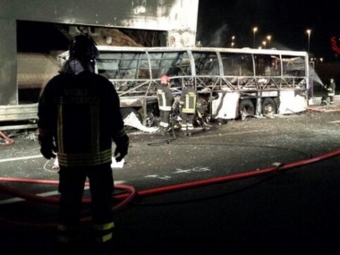 Italy bus crash: 16 Hungarian students killed, 26 injured in fiery accident on highway Italy bus crash: 16 Hungarian students killed, 26 injured in fiery accident on highway