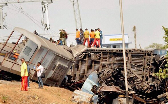 Hirakhand Express derailed in Andhra Pradesh, 39 killed, 50 injured Hirakhand Express derailed in Andhra Pradesh, 39 killed, 50 injured