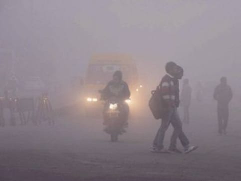 Delhi air quality remains 'very poor'; 14 inbound trains delayed due to low visibility and fog Delhi air quality remains 'very poor'; 14 inbound trains delayed due to low visibility and fog