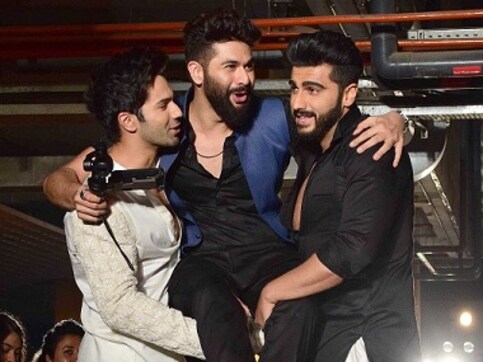 Varun Dhawan, Arjun Kapoor walk the ramp for Kunal Rawal at Lakme Fashion Week: See pics Varun Dhawan, Arjun Kapoor walk the ramp for Kunal Rawal at Lakme Fashion Week: See pics