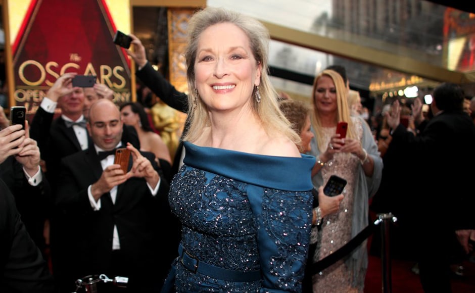 Meryl Streep wore midnight blue satin. It was Elie Saab Haute Couture and fell off her shoulders with delicate beading, slim ankle trousers underneath. OscarsGo Meryl Streep wore midnight blue satin. It was Elie Saab Haute Couture and fell off her shoulders with delicate beading, slim ankle trousers underneath. OscarsGo